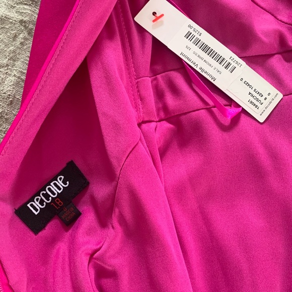 Brand new, never worn fuschia gown, size 0 - Picture 7 of 11